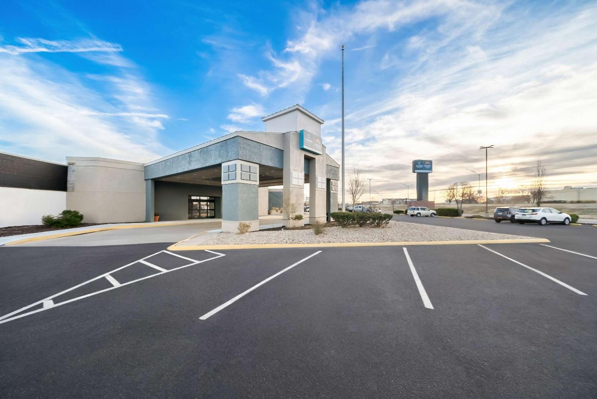 Clarion Inn & Suites And Convention Center Kearney Exterior foto
